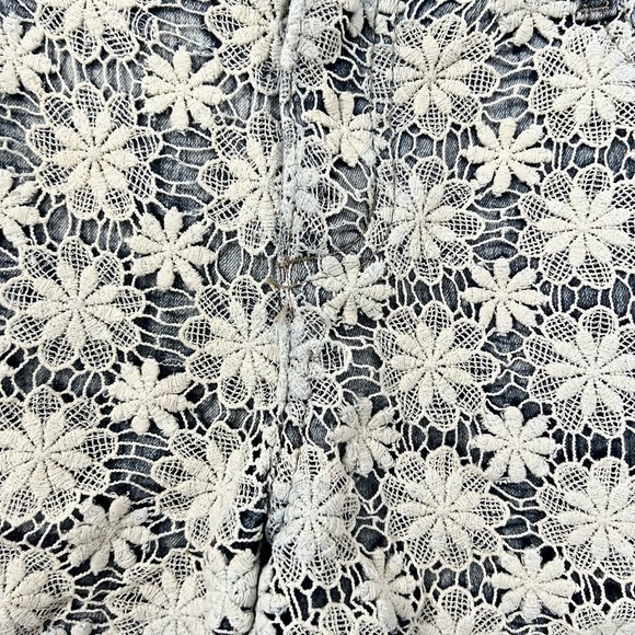 Vintage lei 1990’s Jean shorts with floral crochet and fringe. size 13. - Picture 10 of 16